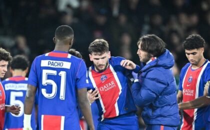 خفيتشا كفاراتسخيليا لاعب باريس سان جيرمان بعد إصابته في مباراة برشلونة