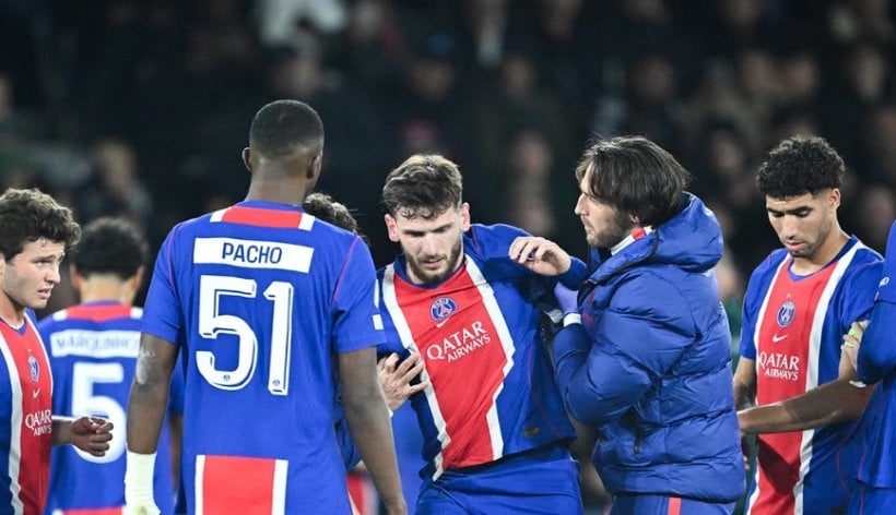 خفيتشا كفاراتسخيليا لاعب باريس سان جيرمان بعد إصابته في مباراة برشلونة