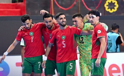 المنتخب المغربي لكرة القدم داخل القاعة يحتفل بالتتويج بكأس أمم أفريقيا بعد الفوز على أنغولا