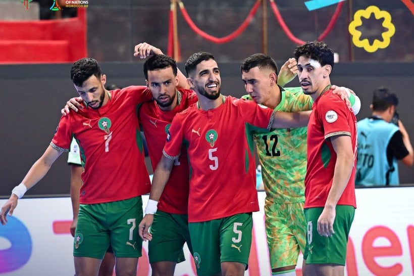 المنتخب المغربي لكرة القدم داخل القاعة يحتفل بالتتويج بكأس أمم أفريقيا بعد الفوز على أنغولا