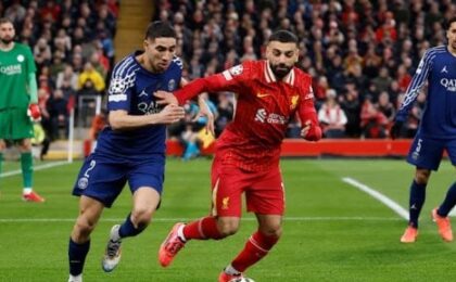 أشرف حكيمي خلال مباراة باريس سان جيرمان وبرشلونة في دوري أبطال أوروبا