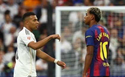 برشلونة وريال مدريد في مباراة كلاسيكو بالدوري الإسباني على ملعب كامب نو