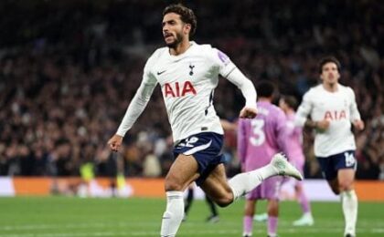 عمر مرموش مع توتنهام قبل مواجهة تشيلسي في الدوري الإنجليزي
