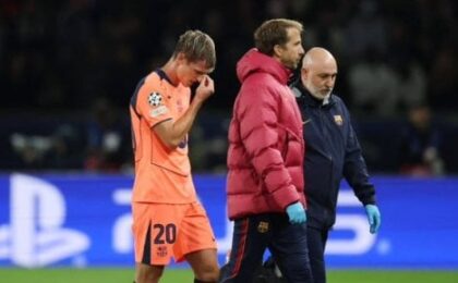 داني أولمو لاعب برشلونة بعد إصابته أمام باريس سان جيرمان