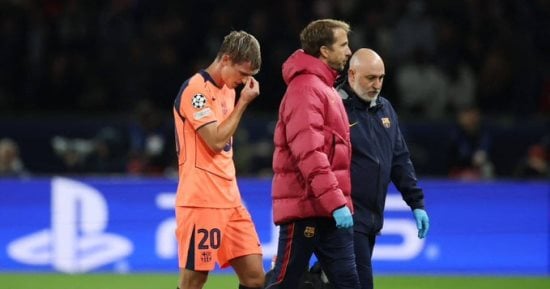 داني أولمو لاعب برشلونة بعد إصابته أمام باريس سان جيرمان