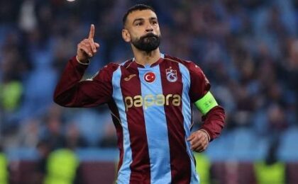 توماس ريس مدرب طرابزون سبور خلال مباراة للفريق في الدوري التركي
